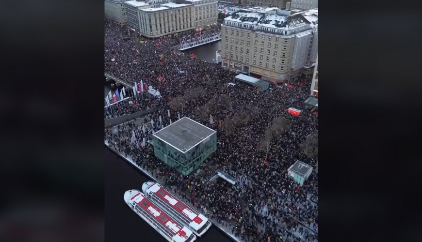 الفيديو من ألمانيا وليس لاحتجاج الآلاف على اعتقال الطلاب والاساتذة في الجامعات الأمريكية