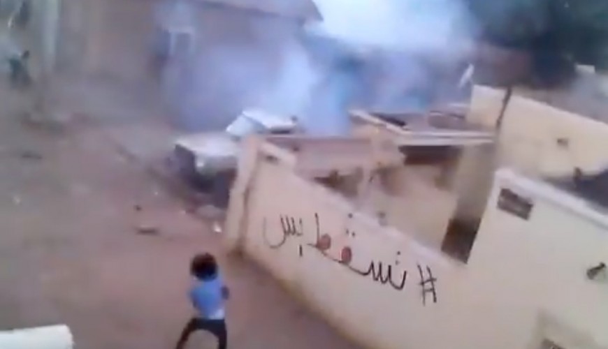 هذا الفيديو ليس لـ "سودانيين يرجمون قوات الدعم السريع بالحجارة"