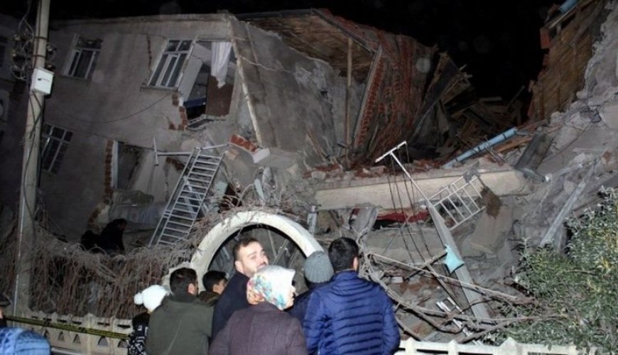 هل تسببت هزة ارتدادية بانهيار مبنى بريف حلب مع وجود عالقين تحت الأنقاض؟