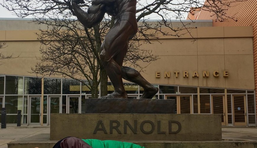 الممثل الأمريكي "آرنولد" لم يطرد من فندق في الولايات المتحدة
