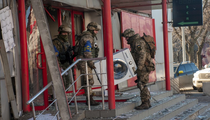 هل تظهر الصورة جنوداً أوكرانيين يسرقون منازل المدنيين؟