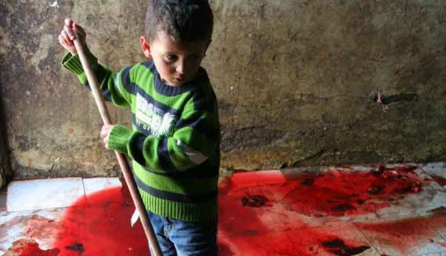 هذه الصورة ليست لـ "طفل فلسطيني يمسح دماء أسرته التي قتلها الاحتلال في غزة"