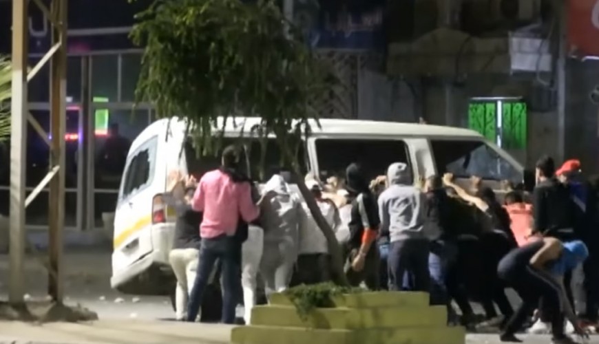 هل يظهر الفيديو متظاهرين داعمين لغزة يعتدون على الأمن الأردني مؤخراً؟