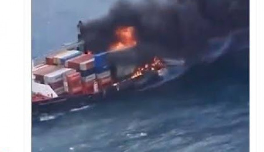 هذا الفيديو ليس لإصابة سفينة شحن أمريكية بصاروخ قبالة سواحل اليمن