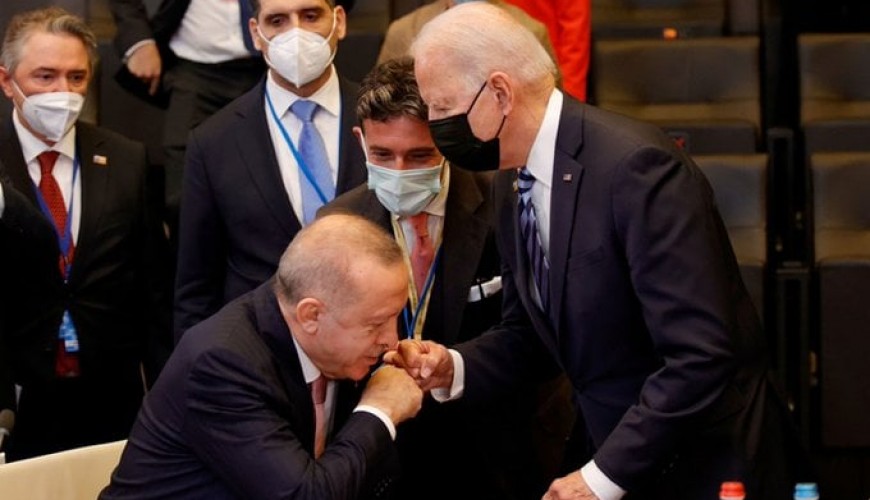 هذه الصورة لا تظهر الرئيس التركي يقبّل يد نظيره الأمريكي