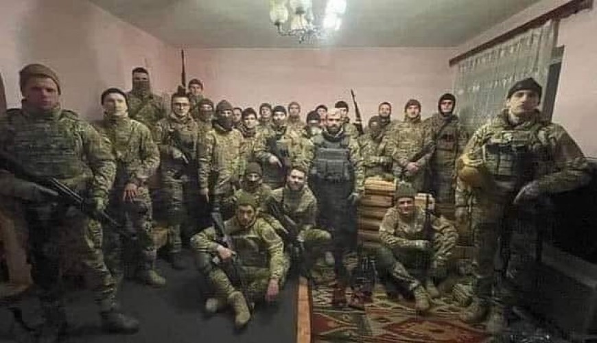 هل هذه الصورة للاعبي فريق دينامو كييف وهم يحملون السلاح لصد الغزو الروسي؟