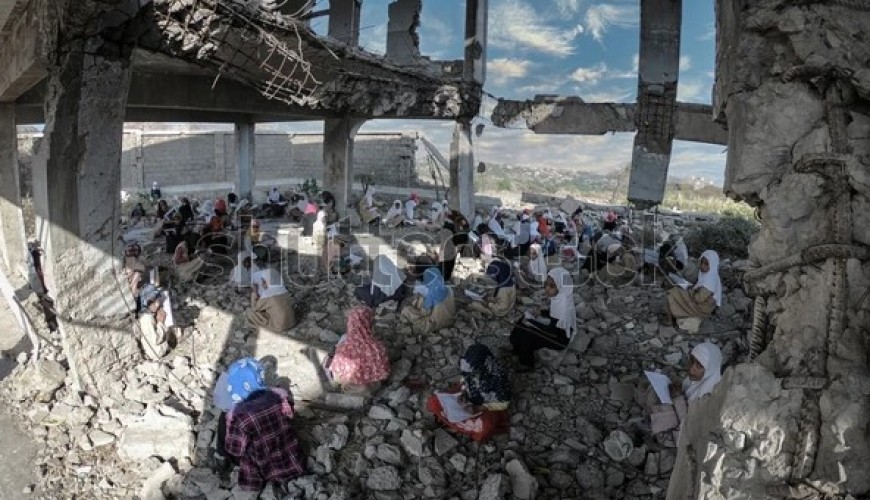 هل هذه الصورة لمدرسة مدمرة في أفغانستان؟