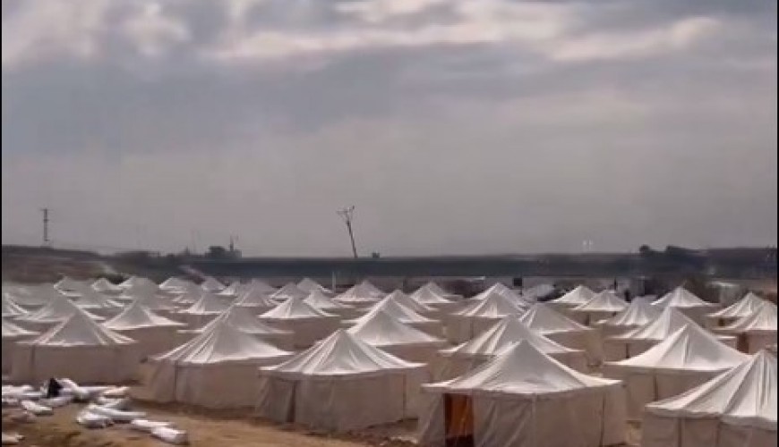 المشاهد تعود لبناء مخيم للنازحين في خان يونس داخل قطاع غزة وليس في رفح المصرية