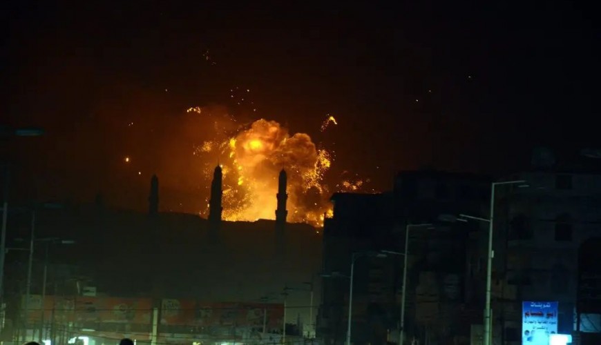 هل تُظهر هذه اللقطات قصف لمواقع حوثية في اليمن؟