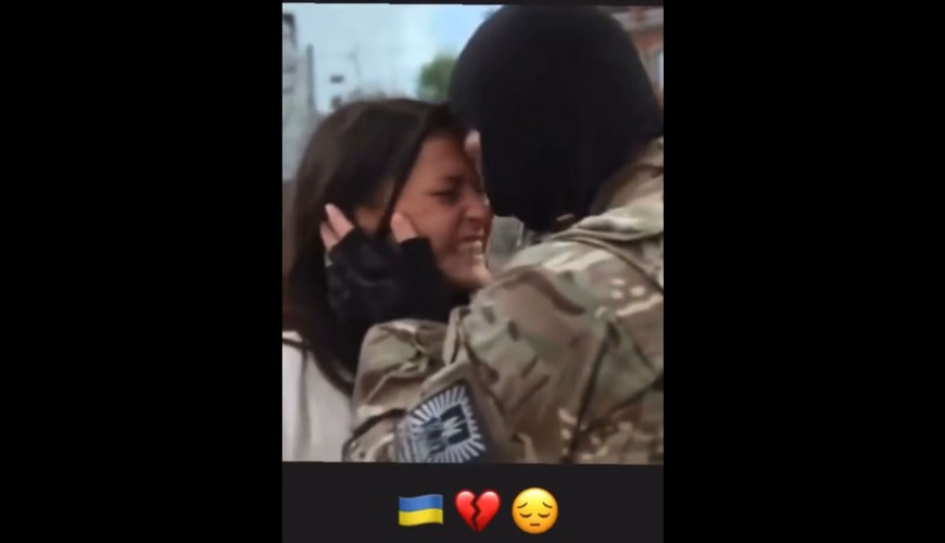 هل يظهر هذا الفيديو وداع جنود أوكرانيين لزوجاتهم قبل الذهاب لجبهات القتال؟