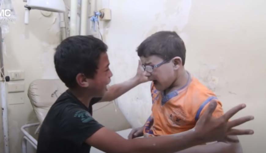 صورة الطفلين اللذين يعانقان بعضهما في المستشفى لم تُلتقط في فلسطين