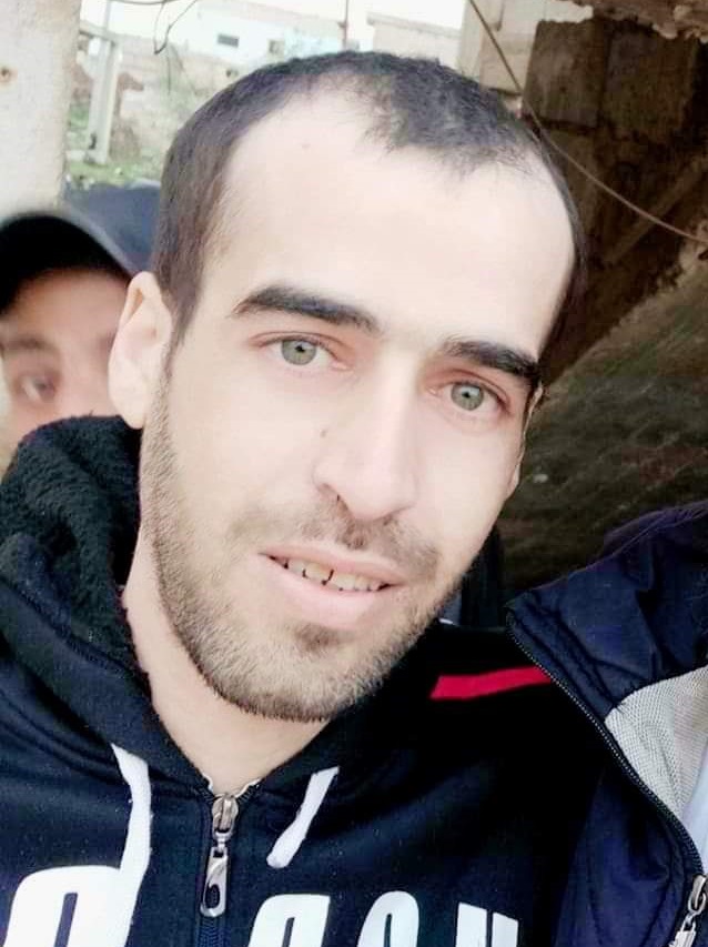 الشاب “إبراهيم الخبي” بعد خروجه من المعتقل في 11 آذار 2021