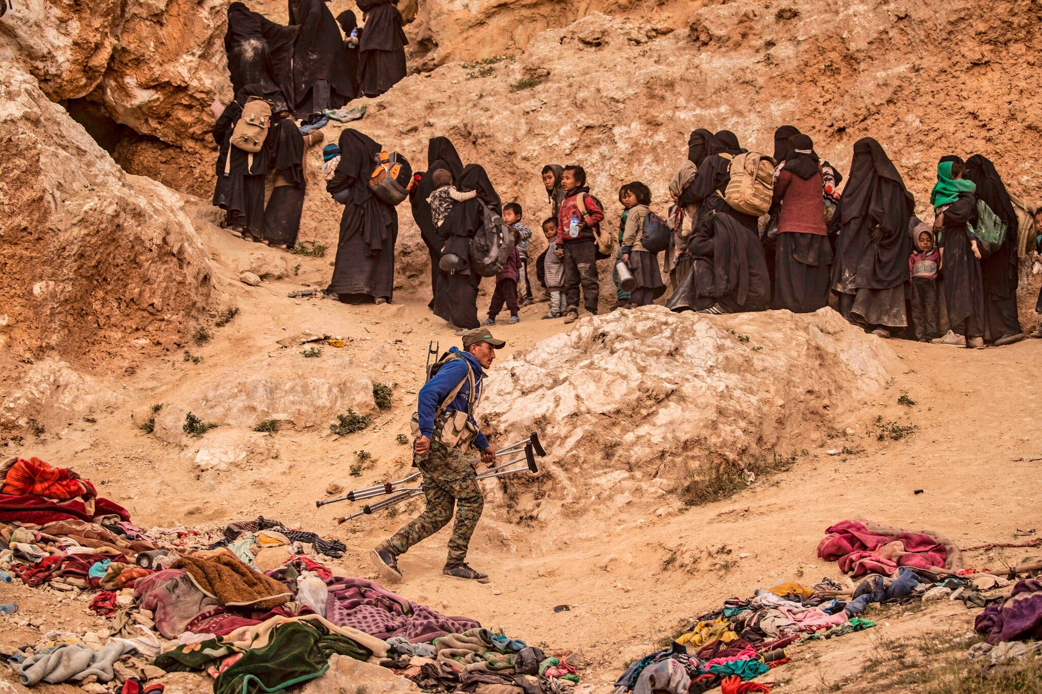 أناس هاربون من مخيم الباغوز آخر معاقل تنظيم الدولة في سوريا | AFP - Getty Images