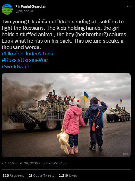 أطفال أوكران يحيون عناصراً من جيشهم في طريقه للتصدي للغزو الروسي | خارج السياق